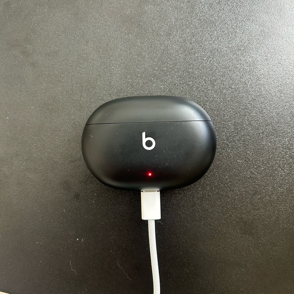 Beats Black Wireless Earbuds Charging Case
